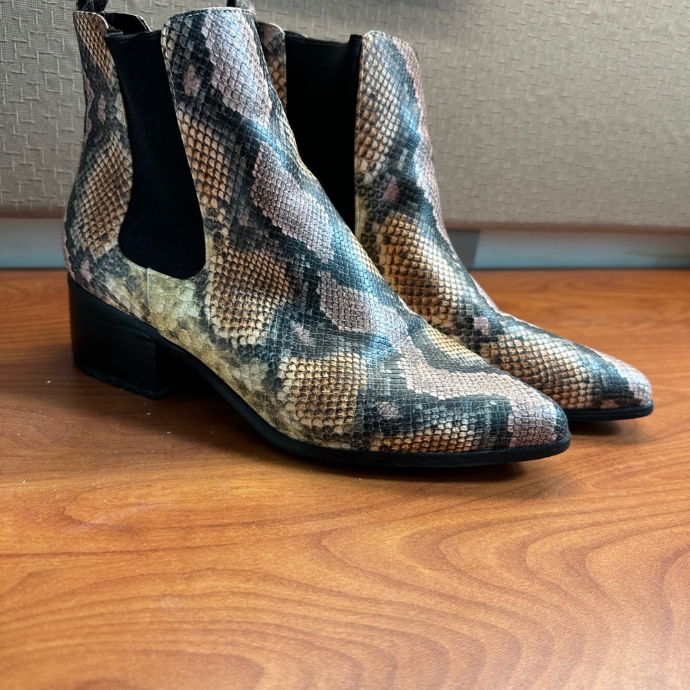 Beautiful vibrant snake skin boots!